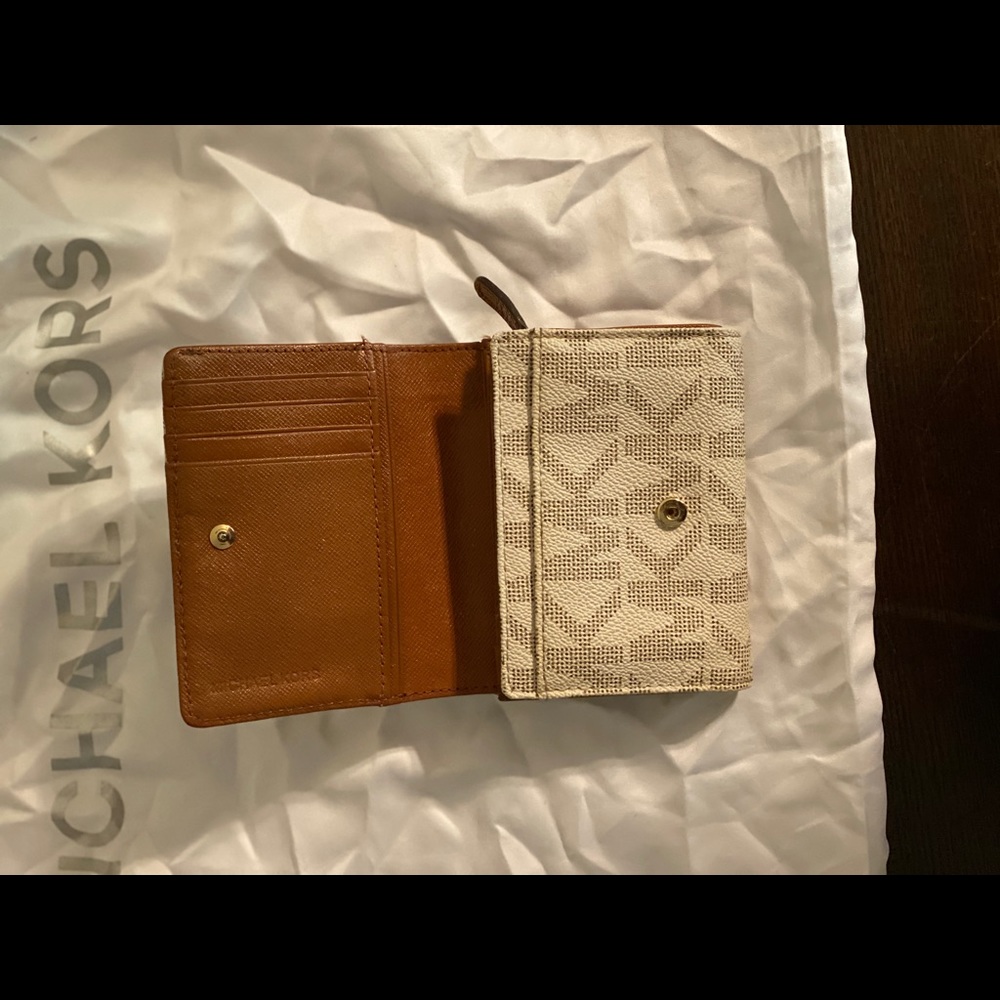 Michael Kors monogram shoulder bag. - Picture 7 of 8